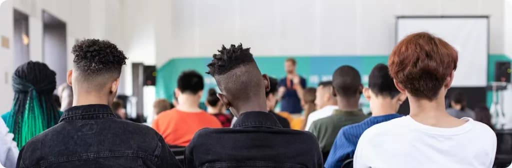 Alunos assistindo aula com foco em capacitação